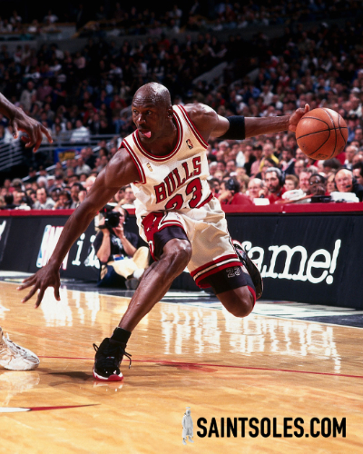 Ο Michael Jordan με παπούτσια Jordan και με τη φανέλα των Chicago Bulls σε αγώνα NBA
