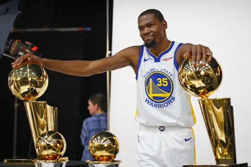 Ο Κέβιν Ντουράντ με τα πρωταθήματα NBA που κατέκτησε στους Warriors