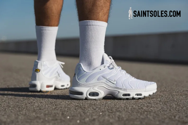 Λευκά sneakers Nike Air Max Plus Tn ανδρικά στον δρόμο