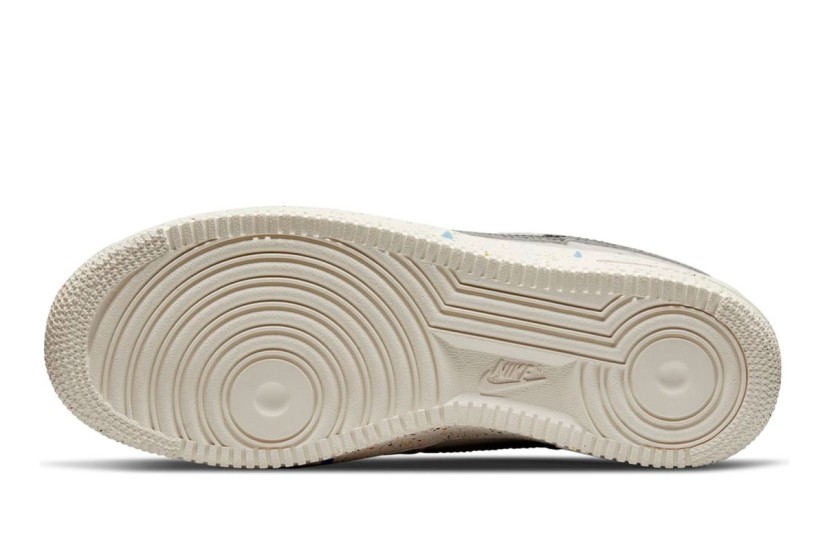 Nike Air Force 1 07 Lv8 Sneakers (CZ0339 001)