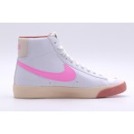 Δες τα Unisex λευκά και ροζ Nike Blazer Mid 77 Εφηβικά Sneakers. Κάνε τη διαφορά με αυτά τα παπούτσια για να έχεις ένα στυλ που ξεχωρίζει.