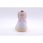 Δες τα Unisex λευκά και ροζ Nike Blazer Mid 77 Εφηβικά Sneakers. Κάνε τη διαφορά με αυτά τα παπούτσια για να έχεις ένα στυλ που ξεχωρίζει.