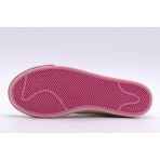 Δες τα Unisex λευκά και ροζ Nike Blazer Mid 77 Εφηβικά Sneakers. Κάνε τη διαφορά με αυτά τα παπούτσια για να έχεις ένα στυλ που ξεχωρίζει.