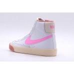 Δες τα Unisex λευκά και ροζ Nike Blazer Mid 77 Εφηβικά Sneakers. Κάνε τη διαφορά με αυτά τα παπούτσια για να έχεις ένα στυλ που ξεχωρίζει.