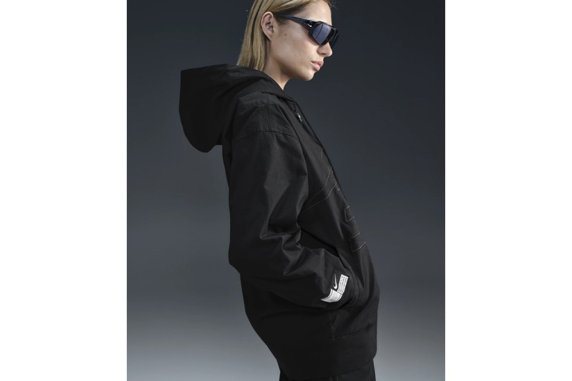 Nike Sportswear Γυναικείο Αντιανεμικό Μπουφάν με Κουκούλα Μαύρο