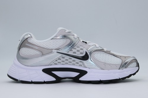 Nike V5 Rnr Sneakers (HJ5228 104)