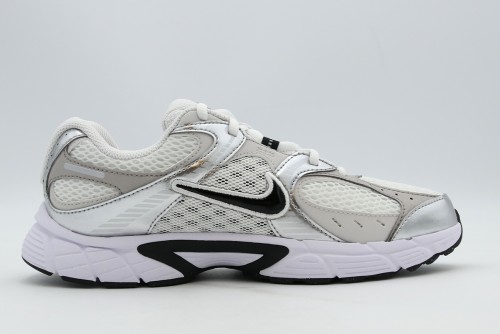 Nike V5 Rnr Sneakers (HQ6411 100)