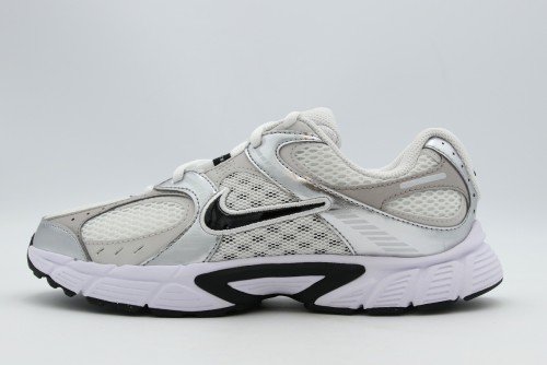 Nike V5 Rnr Sneakers (HQ6411 100)