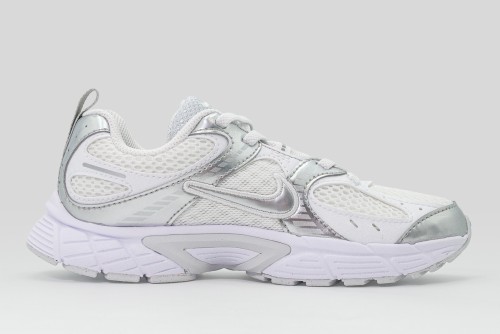 Nike V5 Rnr Sneakers (HQ6412 103)