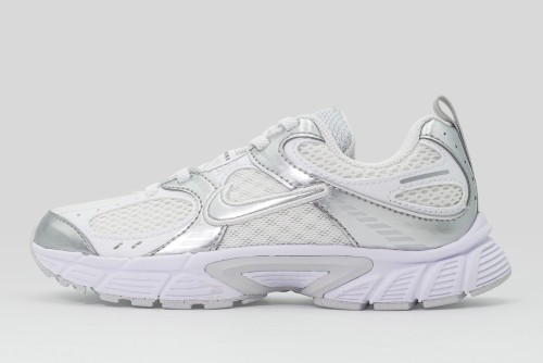 Nike V5 Rnr Sneakers (HQ6412 103)