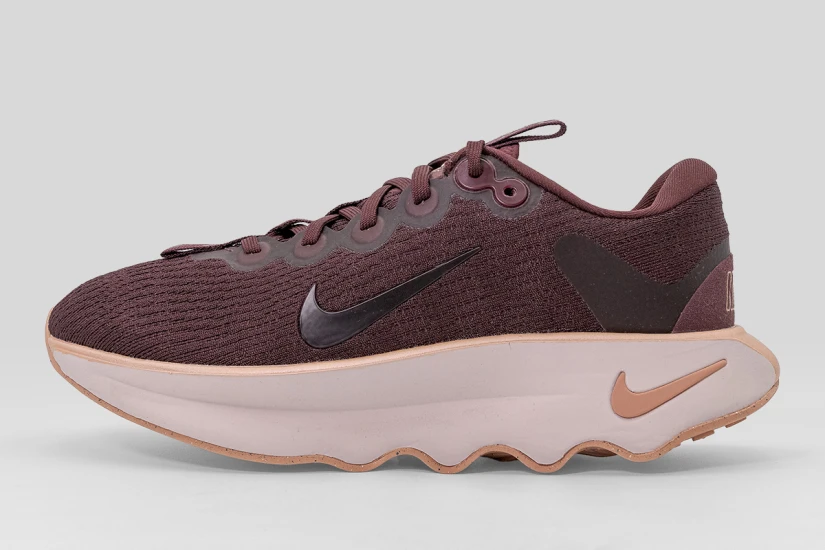 Nike Motiva Παπούτσια για Περπάτημα Μπορντό, Σομόν, Εκρού