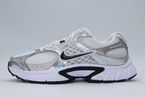 Nike V5 Rnr Sneakers (HJ5228 104)
