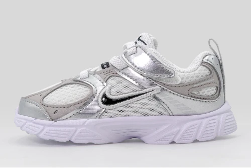 Nike V5 Rnr Sneakers (HQ6413 100)