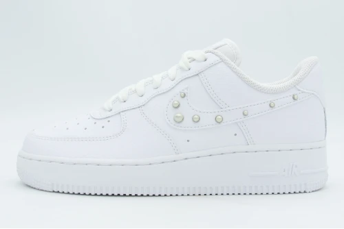 Nike Air Force 1 07 Sneakers (IU7557 100)