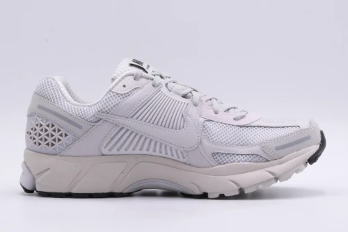 Nike Zoom Vomero 5 Sneakers (BV1358 001)