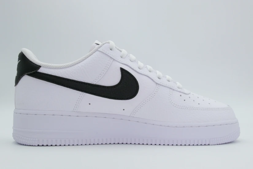 Nike Air Force 1 07 Sneakers (CT2302 100)