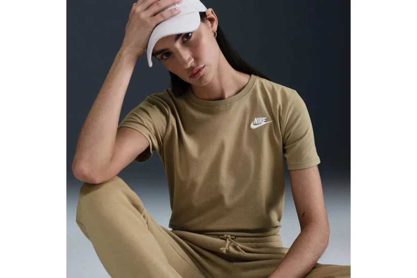 Nike Sportswear Club Essentials Γυναικείο Κοντομάνικο T-Shirt Μπεζ
