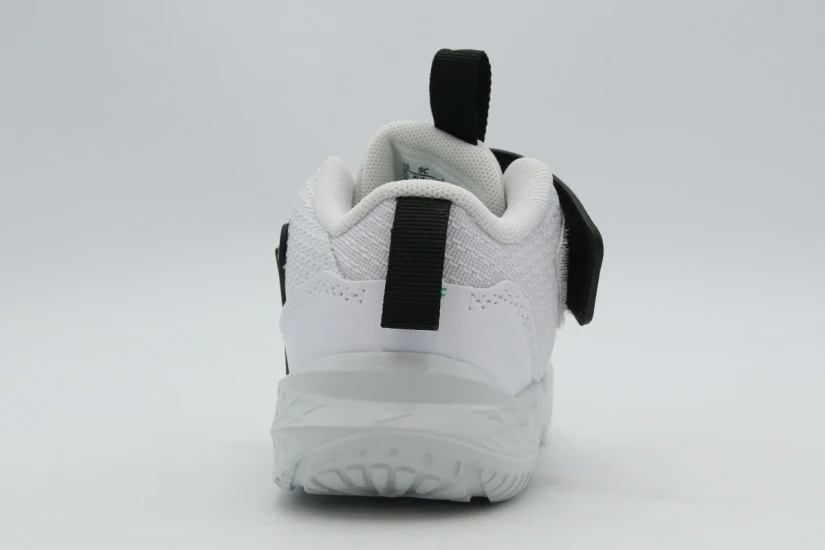Nike Team Hustle D 12 Sneakers (HF6281 105)