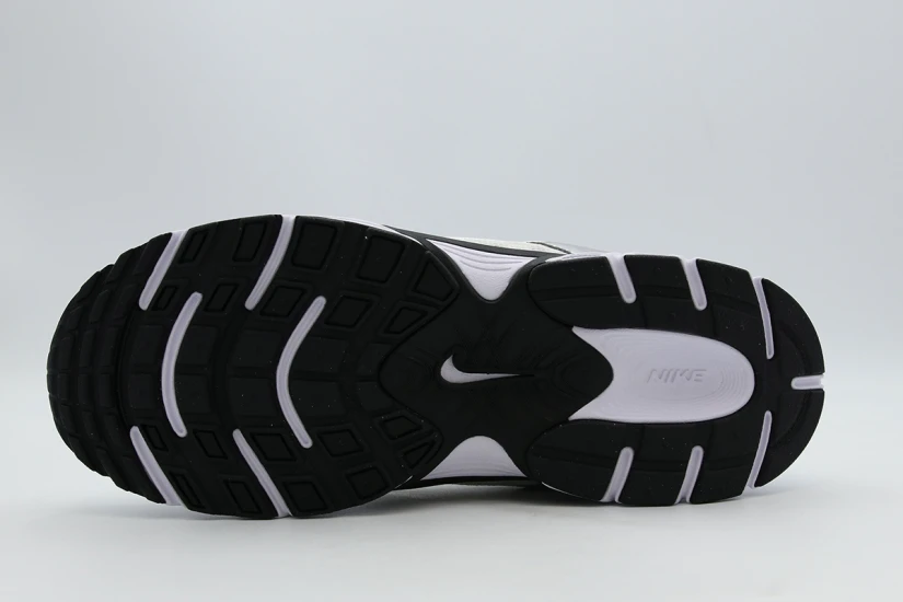 Nike V5 Rnr Sneakers (HQ6411 100)