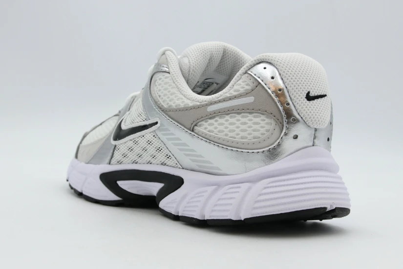 Nike V5 Rnr Sneakers (HQ6411 100)