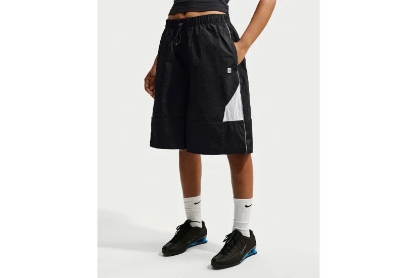 Nike Sportswear Woven Γυναικεία Αθλητική Βερμούδα Μαύρη, Λευκή