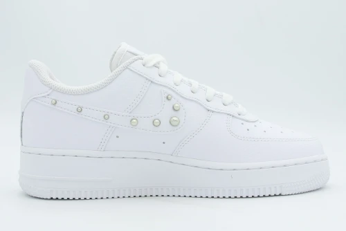 Nike Air Force 1 07 Sneakers (IU7557 100)
