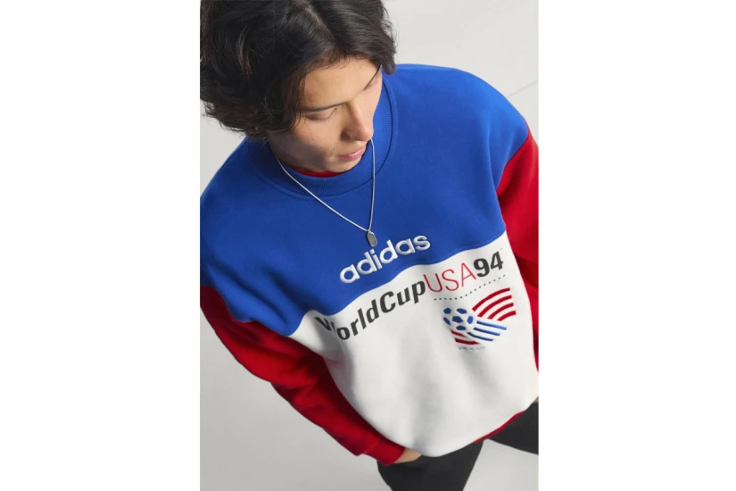 Adidas Originals Graphic Fifa 94 Ανδρική Μακρυμάνικη Μπλούζα με Λαιμόκοψη Λευκή, Ρουά, Κόκκινη