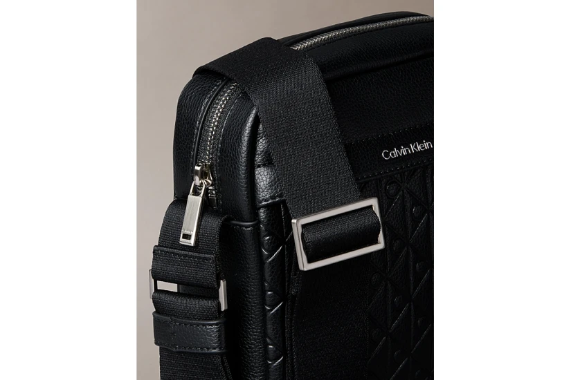 Calvin Klein Embossed Emblem Logo Ανδρικό Τσαντάκι Χιαστί - Ώμου Μαύρο