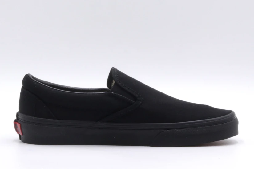 Vans Classic Slip-On Sneakers (VN000EYEBKA1)