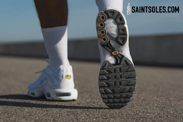 Τα Nike Air Max Plus TN λευκά sneakers στον δρόμο με εμφανή τη σόλα τους