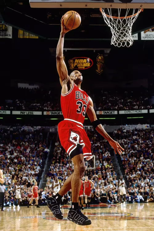 Ο Scottie Pippen φοράει τα Nike Uptempo σε αγώνα μπάσκετ του NBA